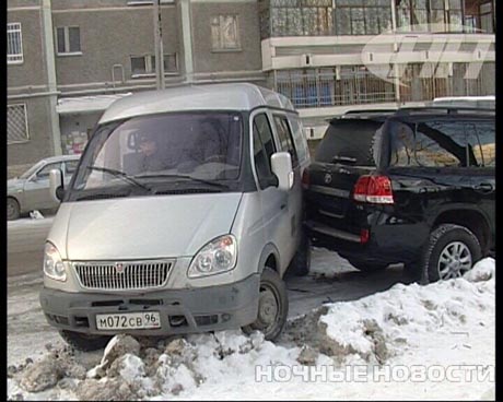 На «автопилоте». В Екатеринбурге неуправляемый КАМАЗ протаранил две машины и врезался в жилой дом (ФОТО)